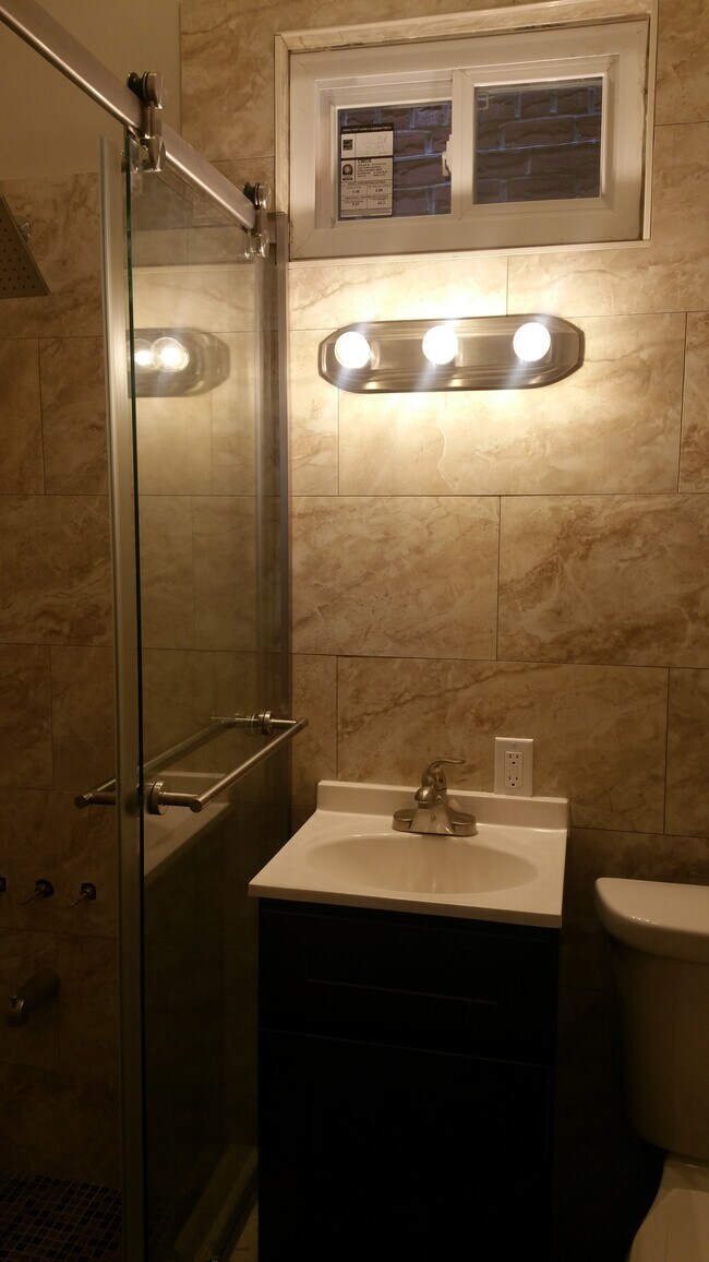 Foto del edificio - Just Renovated - Private Back Yard!