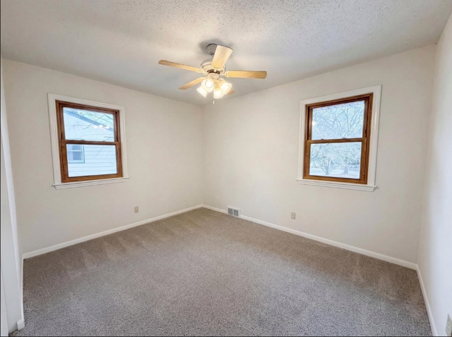 Foto del edificio - 8615 Virginia Cir N