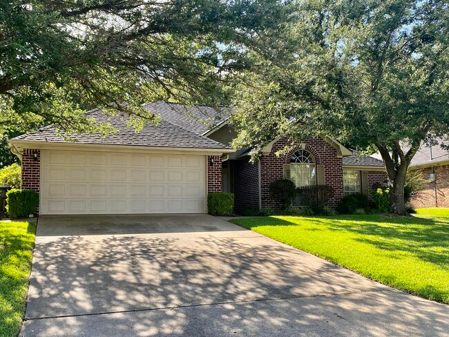 Building Photo - 3709 Camelot Ct