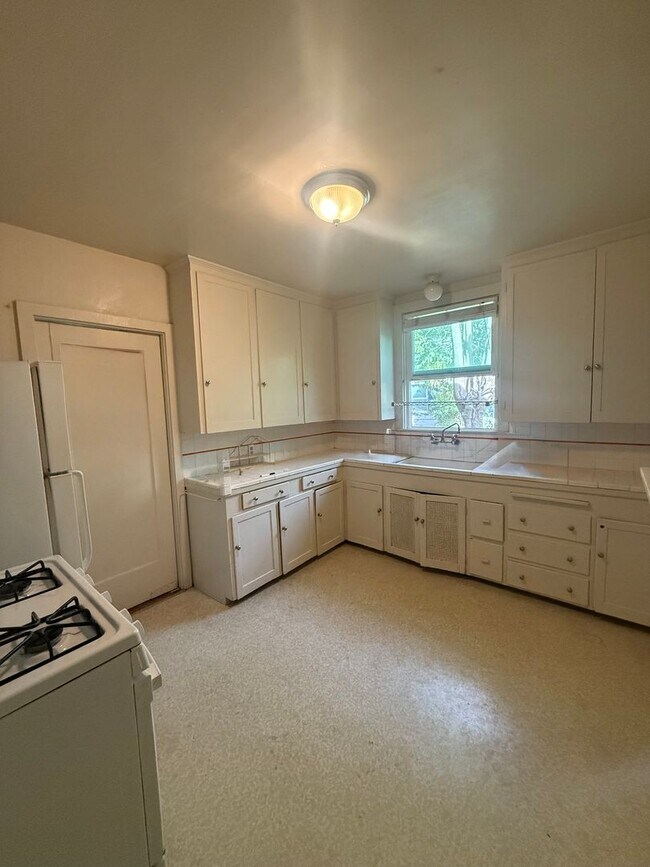 Foto del edificio - Large Home steps from UCD!-October Rent Free