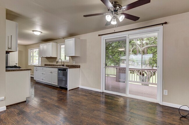 Building Photo - Spacious 4 Bed 2 Bath Home