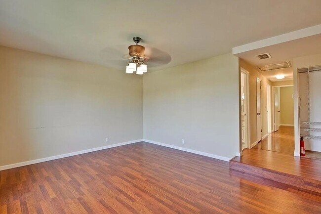 Foto del edificio - Sharp 3 Bedroom 2 Bath Single Family Home in Desirable Blossom Valley Neighborhood