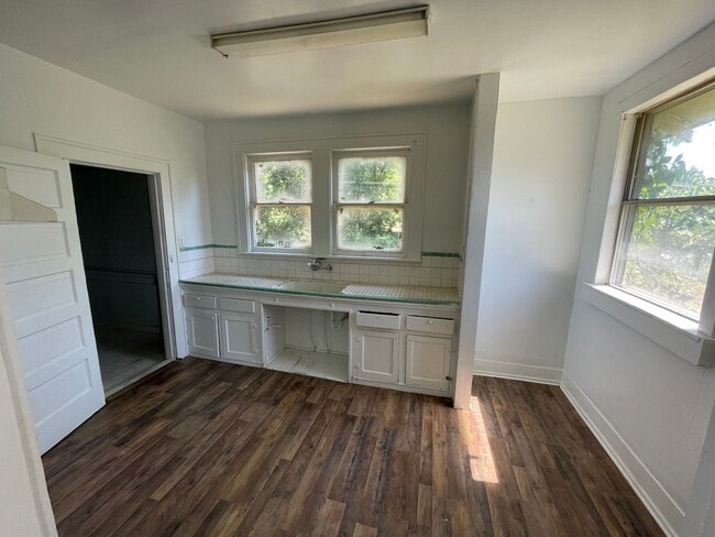 Building Photo - Remodeled 2 bedroom Home
