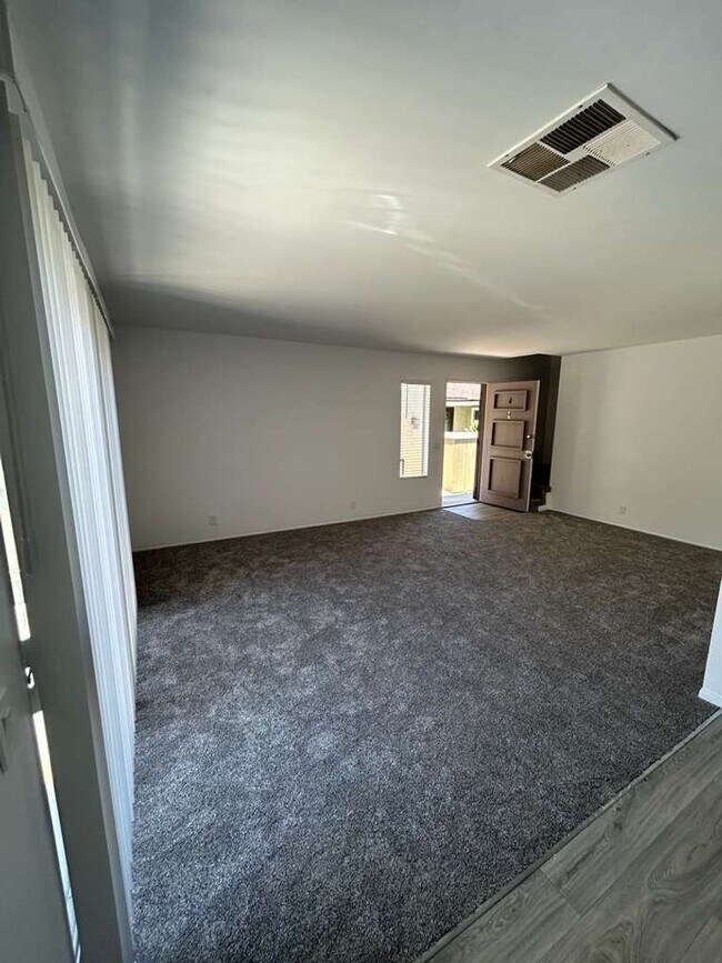 Foto del edificio - Spacious Renovated 3 bedroom/2 bath townhome in Paradise Hills! Move in Ready! $3,195