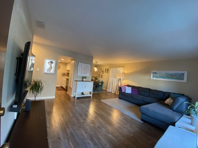 Building Photo - 5484 Roundtree Dr