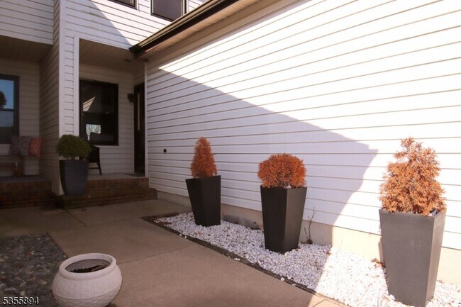 Building Photo - 829 Poplar Ct