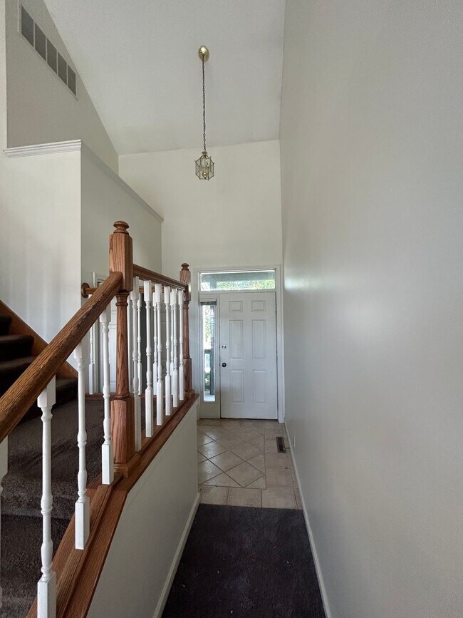 Building Photo - Large 3 Bedroom Home