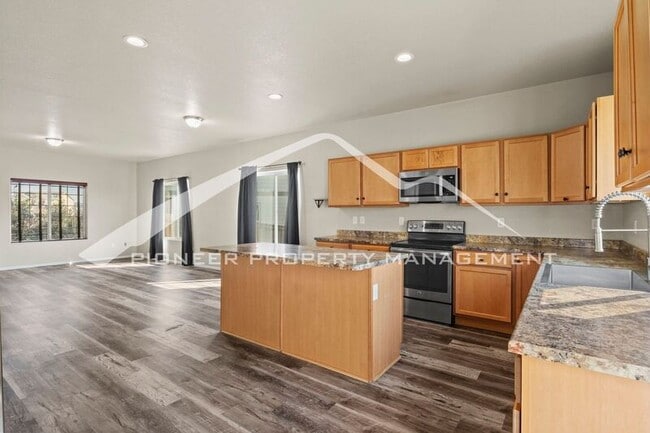 Building Photo - 3884 Saguaro Cir