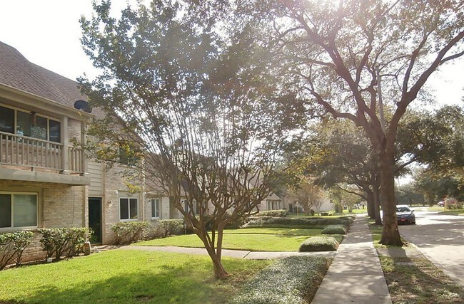 Building Photo - 2116 Greenbriar Colony Dr