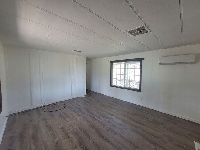 Building Photo - Cozy 2-Bedroom Home with Huge Garage in Kn...