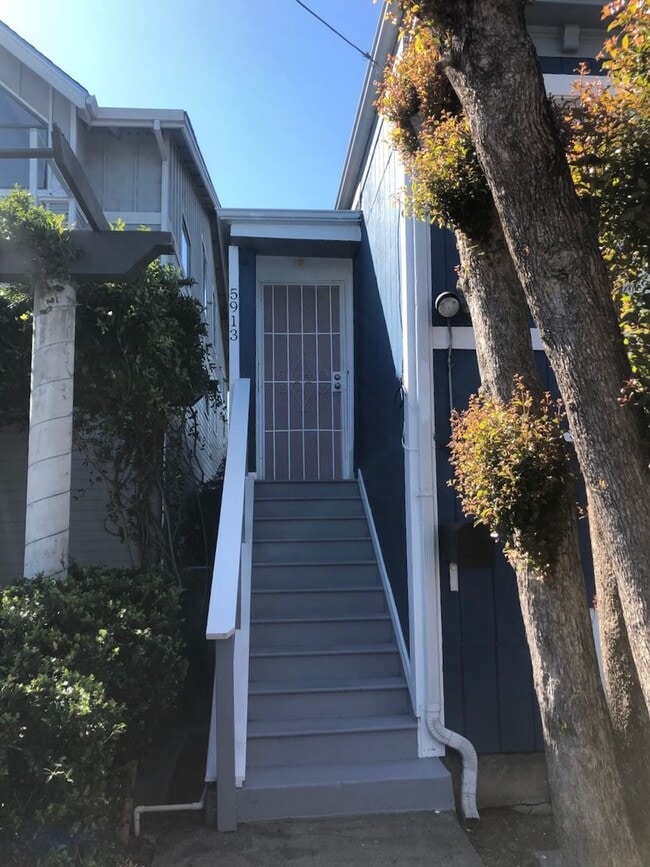 Building Photo - Cozy 2+bdrm/1 bath home w/a huge basement, washer/dryer, & off street pkg, space in the heart of ...