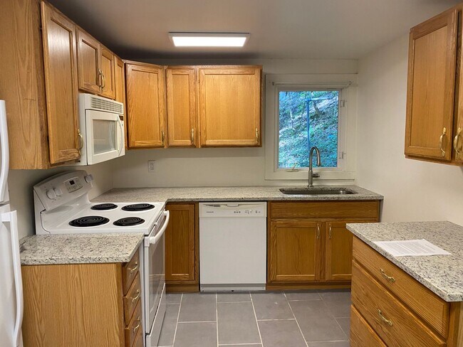 Building Photo - 4 Bedroom Home Just Off Cornell Campus