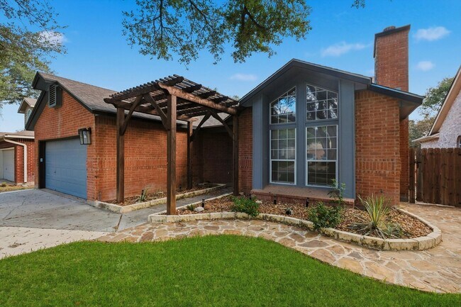 Foto del edificio - Your Backyard Oasis—Pool & Lawn Service Included