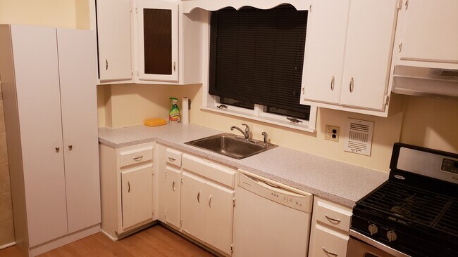 Building Photo - 84 Mapes Ave