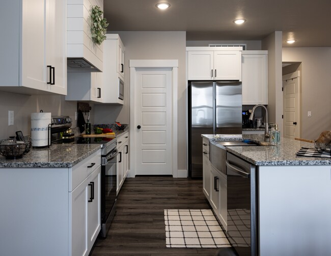 Foto del edificio - Refined 3-Bedroom Townhome in Sugar City | Spacious Layout, 2-Car Garage & Modern Finishes