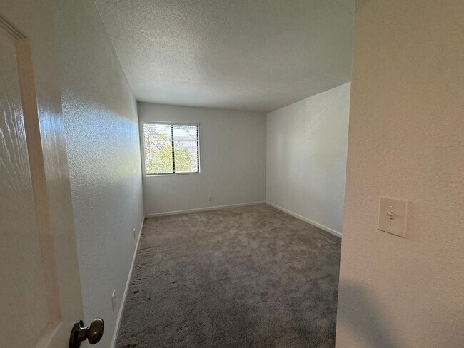 Building Photo - Updated 2 bedroom 2 bath -Lesley Reilly Pr...