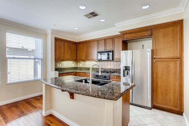 Foto del edificio - Centrally Located 3 Bedroom/ 2.5 Bath Town...