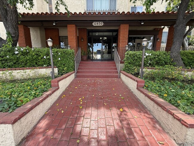 Foto del edificio - 2-bedroom, 2-bath residence in Valley Village