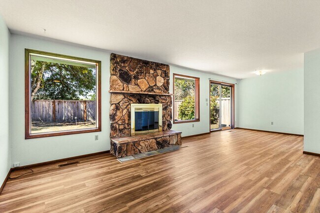 Foto del edificio - Ideally Located Close to It All — A Cozy Cul-de-Sac Home with Fireplace, Modern Updates & a Fence...