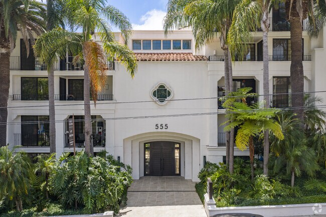 Entrada - 555 Barrington