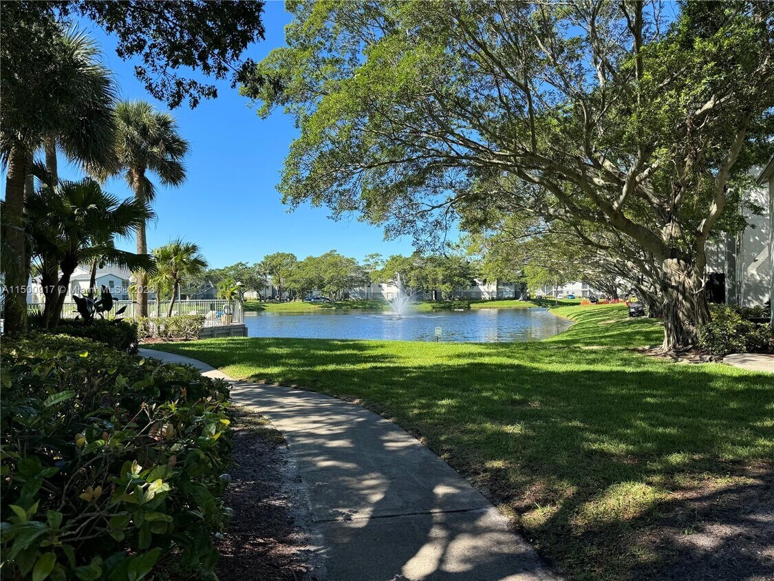 Foto principal - 1401 Village Blvd