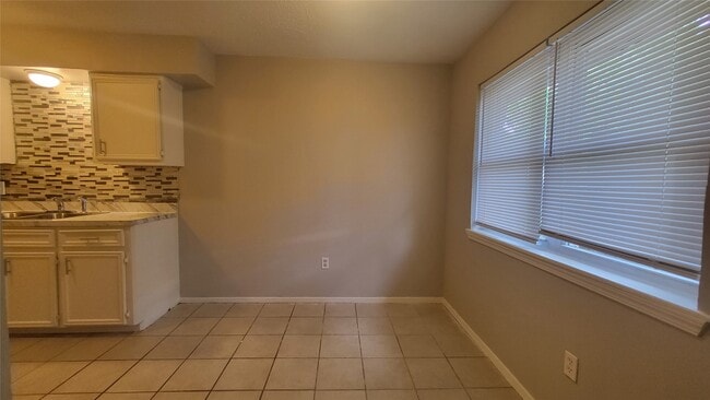 Building Photo - 12435 Sharpview Dr