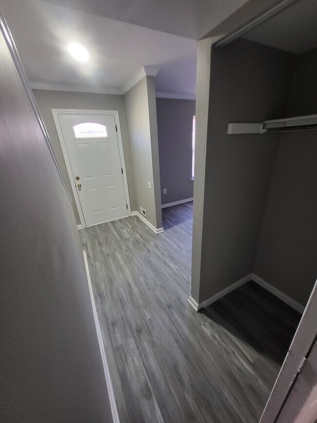 Building Photo - 3Bed 3 Bath Finished Basement!