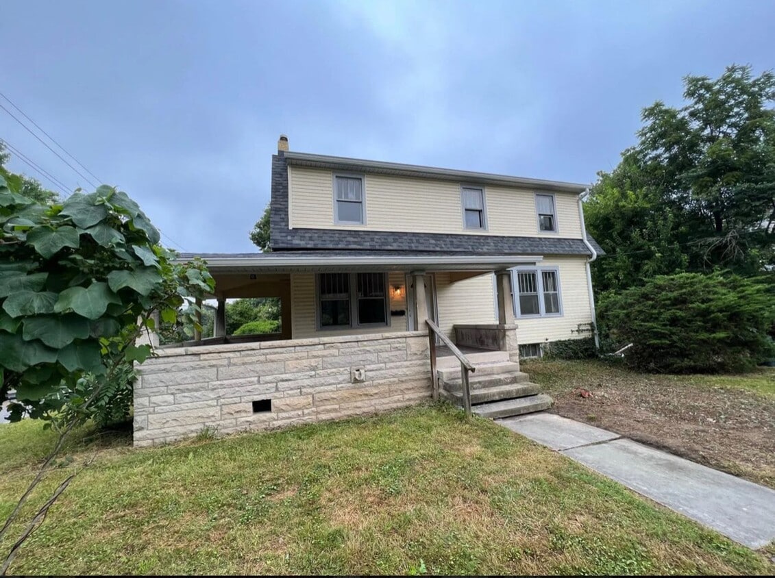 Primary Photo - 328 S Arbutus Dr