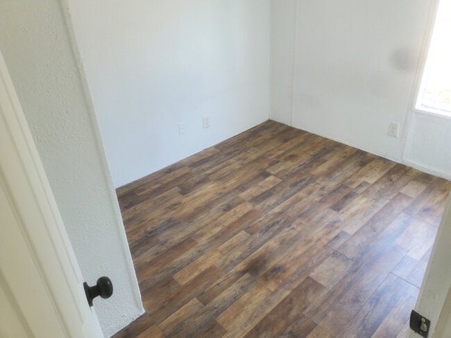 Building Photo - 525 Quarno Rd