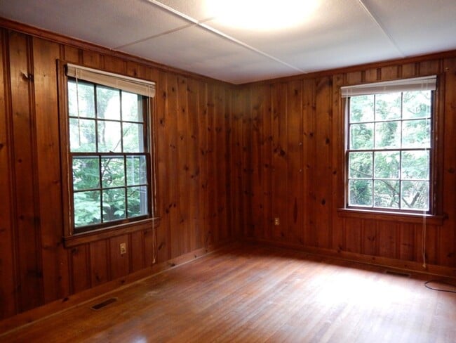 Building Photo - 207 Friendly Ln