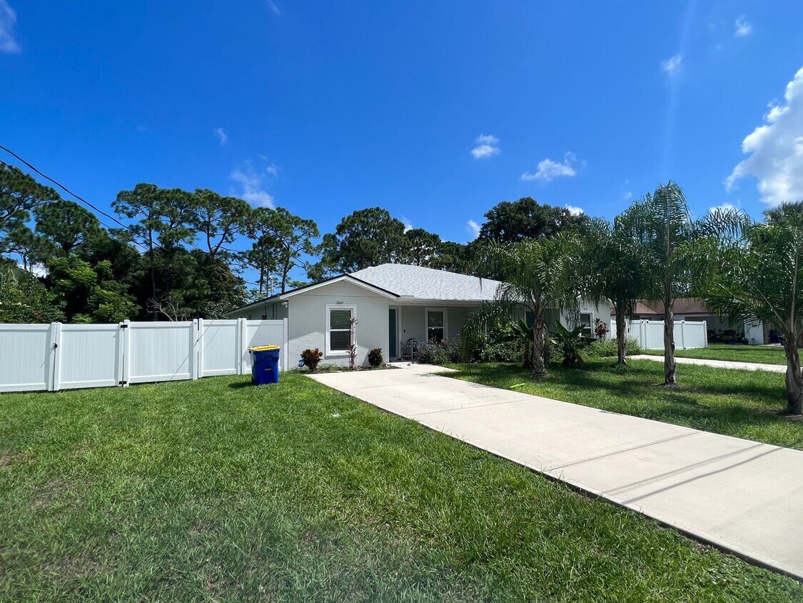 Foto principal - 2027-2029 Guava Dr