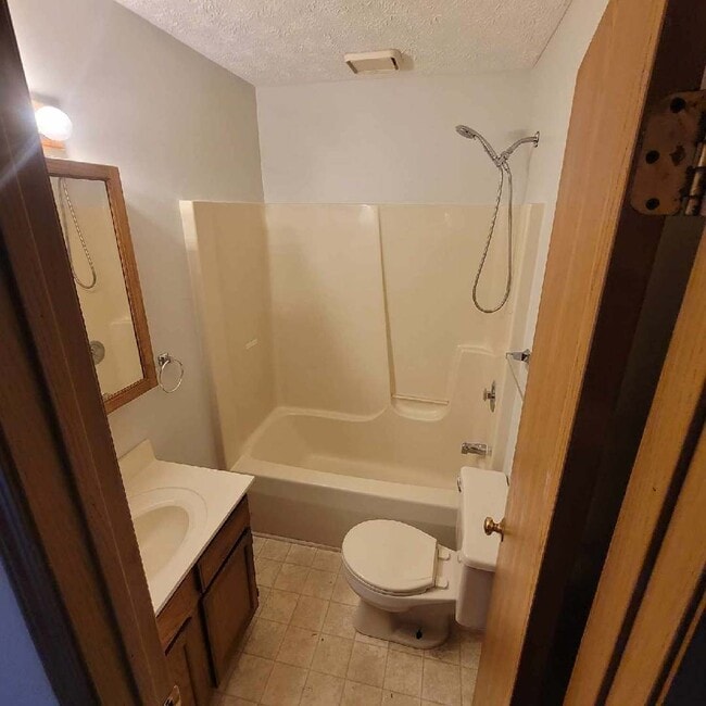 Building Photo - Edgewood Townhomes