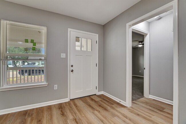 Building Photo - 908 Thomas Ave