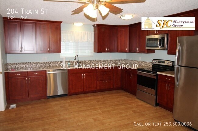 Building Photo - Large rambler 3+bedroom 2 bath home for re...