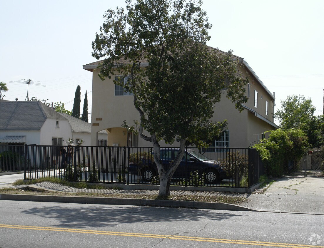 Foto del edificio - 743 N Wilton Pl