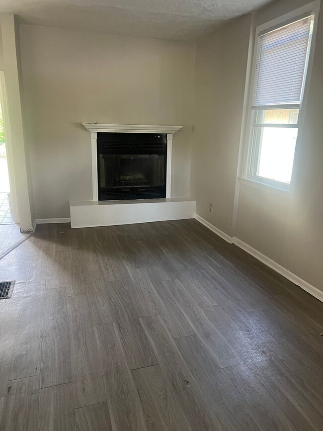 Building Photo - Spacious 4 Bedroom 2 Full Bath Home across...