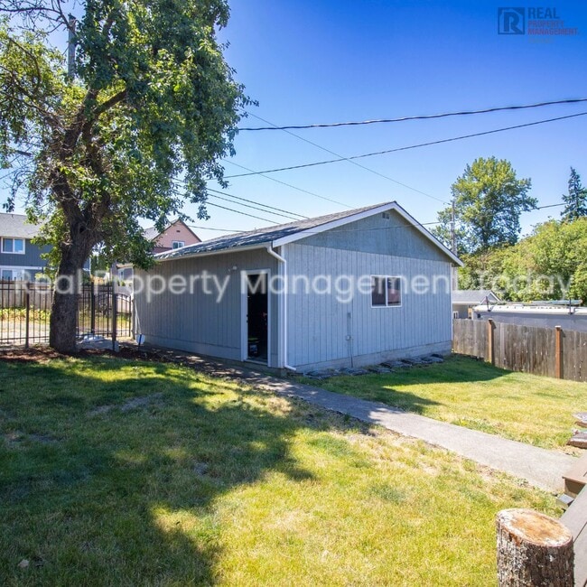 Building Photo - Renovated 3 Bedroom with Office + Detached...