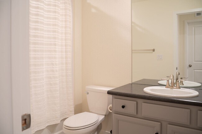 Foto del edificio - For Rent | $3,200/Month | 3 Bed | 3 Bath |...