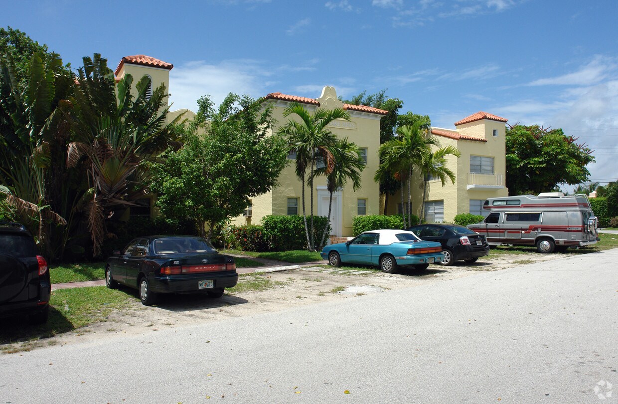 Building Photo - 670 W 46th St