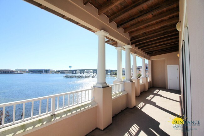 Foto del edificio - Experience luxurious waterfront living in ...