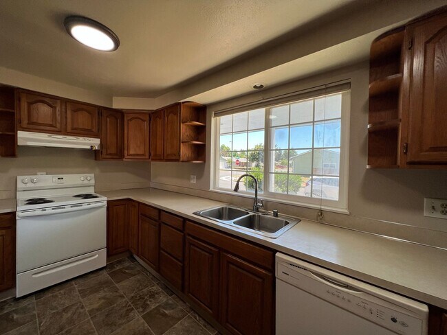 Building Photo - Newly Remodeled Bethel Home