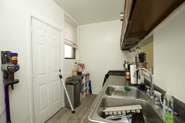 Building Photo - 724 W Roscoe St