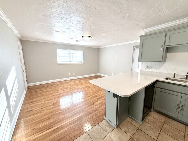 Building Photo - Updated 2BD 1BA Apartment in Historic Crown Heights!!