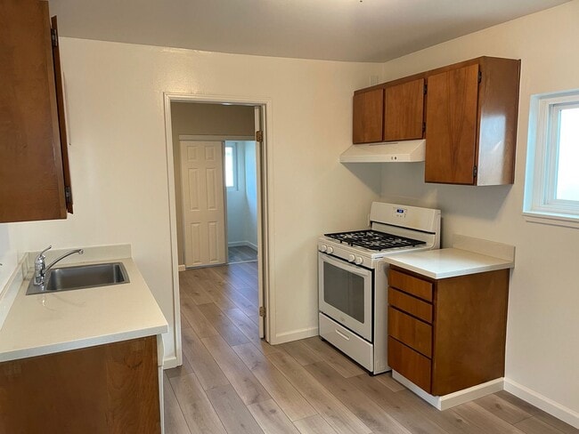 Foto del edificio - A cozy 2 bedroom and 1.5 bathroom duplex in South San Francisco