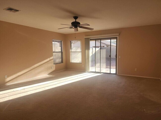 Foto del edificio - 43811 W Elizabeth Ave
