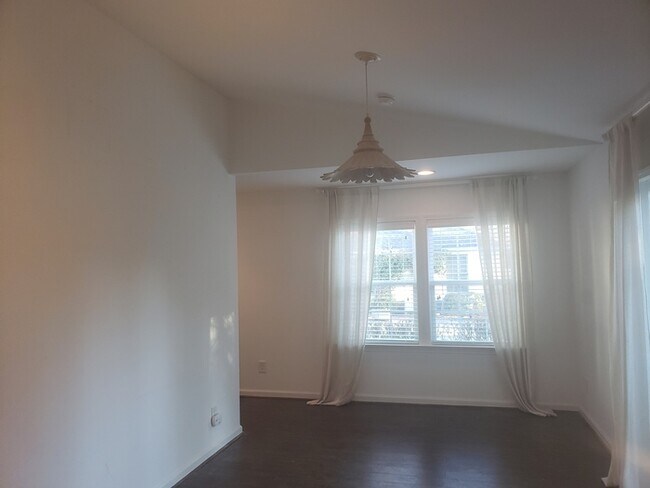 Building Photo - Five Points Cottage for lease!