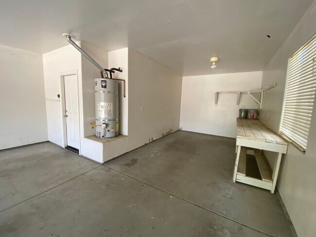 Building Photo - Spacious NW Visalia home Available Now