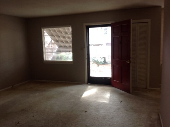Building Photo - MAIN LEVEL END UNIT AT SALEM SQUARE!!!