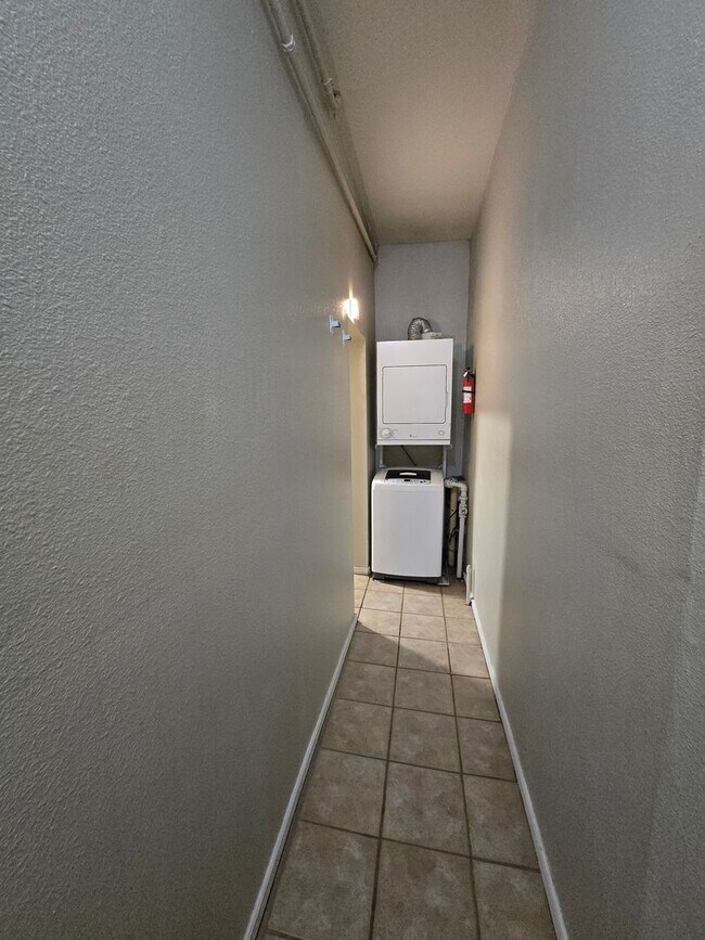 Foto del edificio - This updated and welcoming condo in the he...
