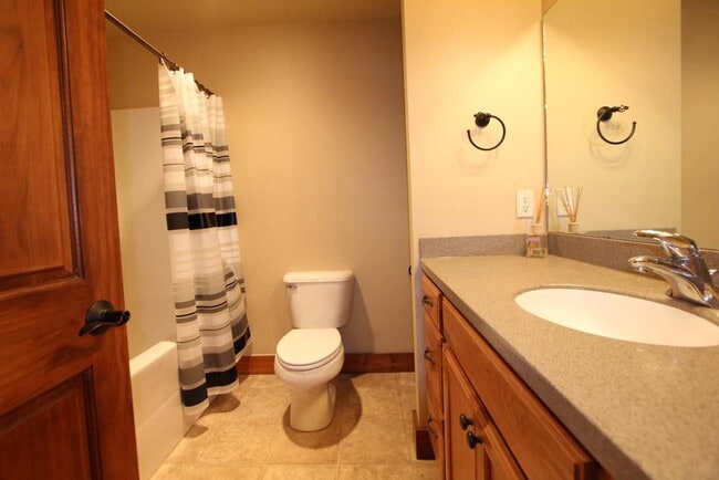 Main Bathroom - 2027 Lakehills Dr
